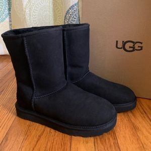 *NIB* UGG Black Women’s Classic II Short Boots